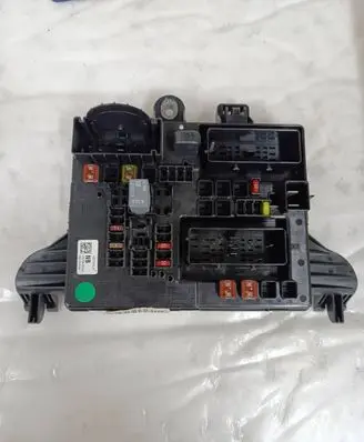 Opel Insignia A Fuse module 13277318 17273600709 1327731801