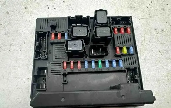 Nissan Qashqai Fuse module 519136329 1018323379 284B7JD01B