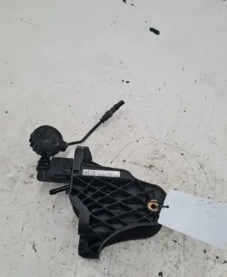 Volkswagen Touran I Clutch pedal 1T1721059AL
