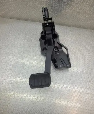 Peugeot 308 Brake pedal 9832495680