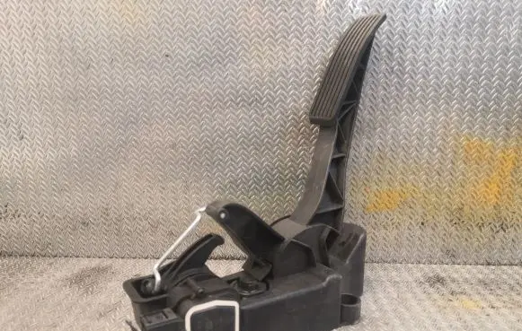 Accelerator throttle pedal