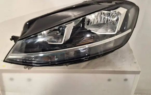 Volkswagen Golf VII Headlight/headlamp