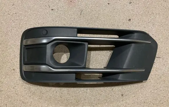 Audi Q7 4M Front fog light trim/grill 4M0807681S