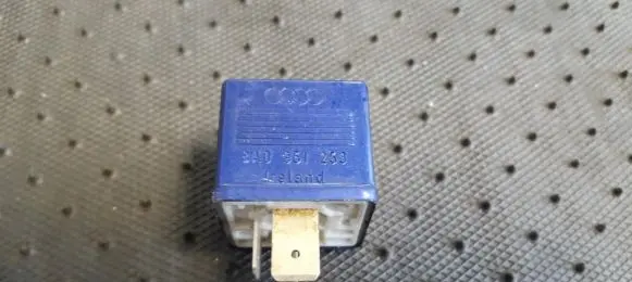 Volkswagen PASSAT B5.5 Other relay 8A0951253 899587