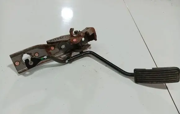 Accelerator throttle pedal