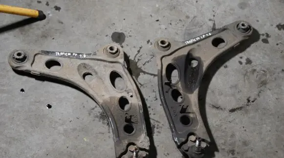 Renault Trafic III (X82) Front lower control arm/wishbone 115KM