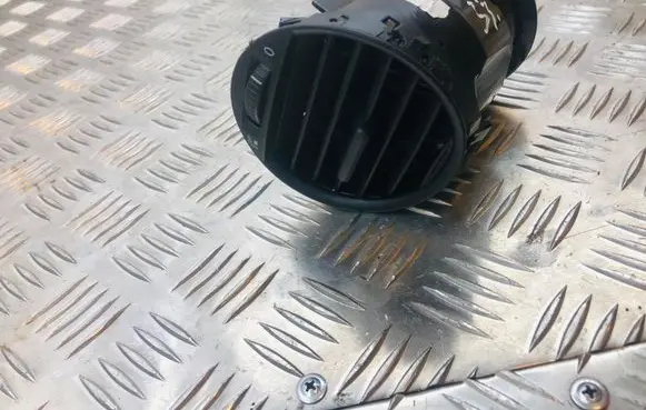 Volkswagen Caddy Dash center air vent grill