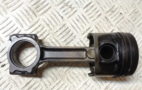 Dacia Duster Piston with connecting rod 05AU1C16