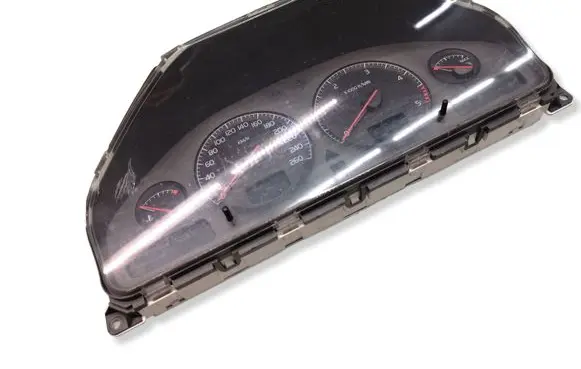 Volvo V70 Speedometer (instrument cluster) 8637996