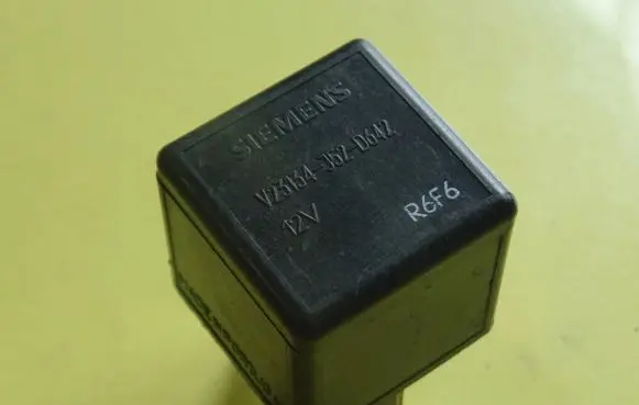 Renault Scenic I Other relay V23134-J52-D642 V23134J52D642