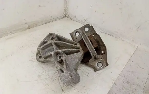 Nissan Qashqai Engine mount bracket 11210JD500