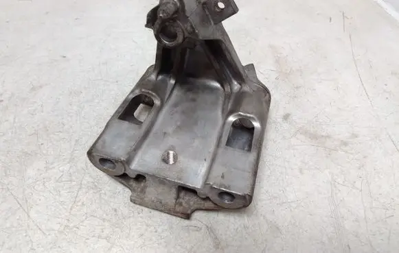 Nissan Note (E11) Engine mounting bracket 038120
