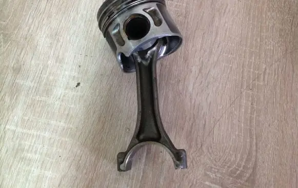 Volkswagen PASSAT B5 Piston with connecting rod