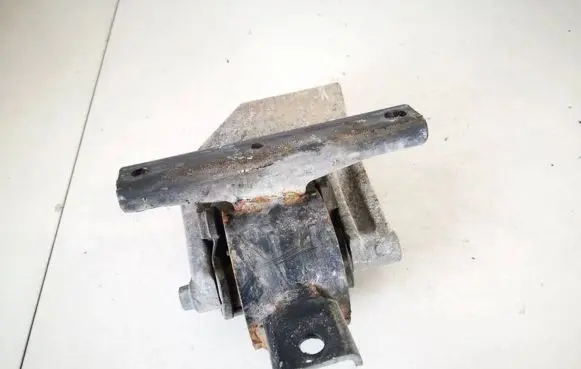 Suzuki SX4 Engine mount bracket
