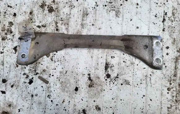 Volkswagen Golf VI Engine mounting bracket