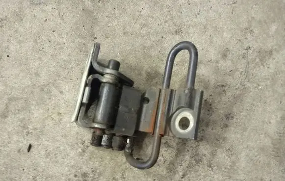 Audi A6 S6 C5 4B Front door lower hinge 4b0831412b