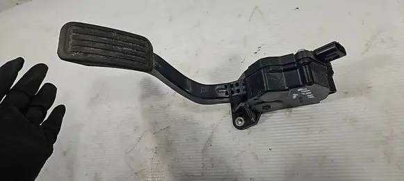 Toyota Urban Cruiser (XP110) Accelerator throttle pedal 7811052020 1988007021 05L07D00151