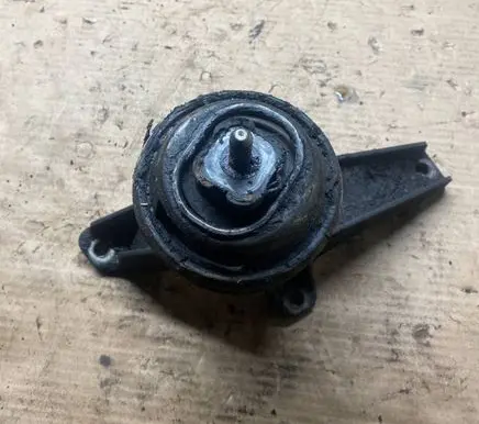 BMW 5 E39 Engine mounting bracket 1096080