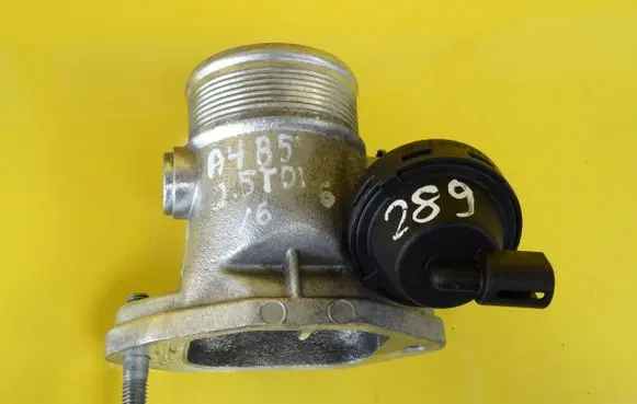 Audi A4 S4 B5 8D Throttle body valve 8E0145950C