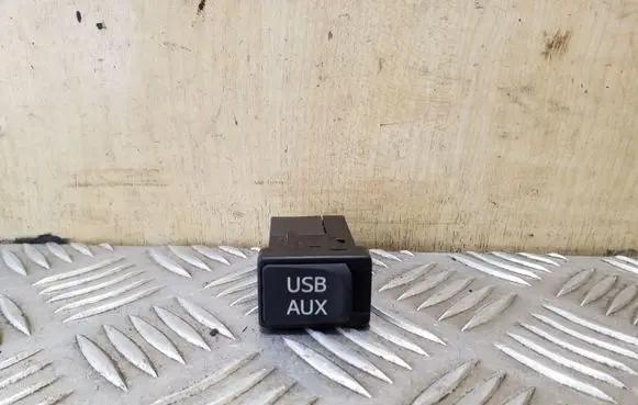 Lexus CT 200H USB socket connector FA134343 8619048030 CALS0890AJ