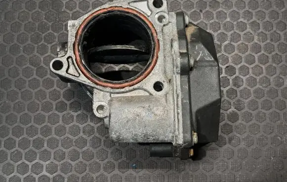 Volkswagen Golf Plus Throttle valve 03G128063A