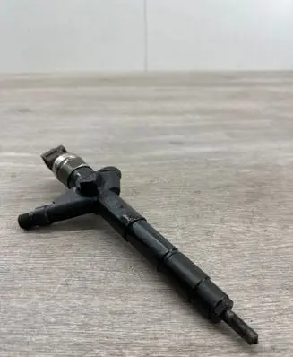 Nissan X-Trail T30 Fuel injector AW402AW4 01G01747