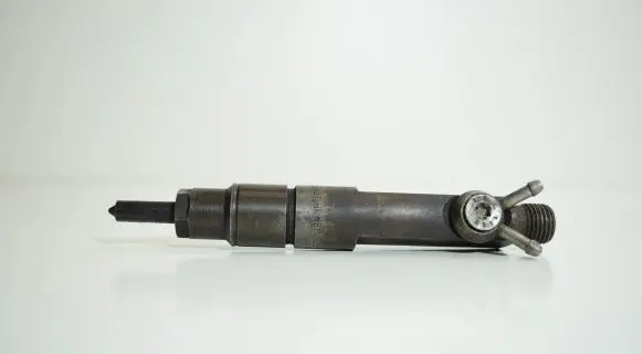 Audi A6 S6 C4 4A Fuel injector 046130201E