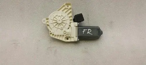 Mercedes-Benz CLA C117 X117 W117 Front door window regulator motor A2078200542