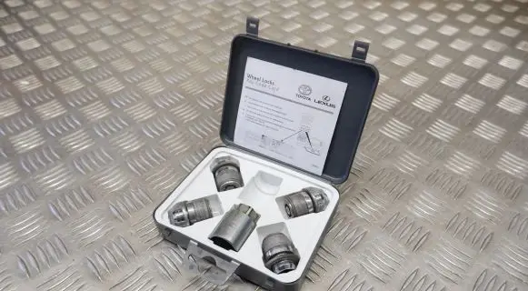 Toyota Highlander XU70 Anti-theft wheel nuts and lock PW45600000
