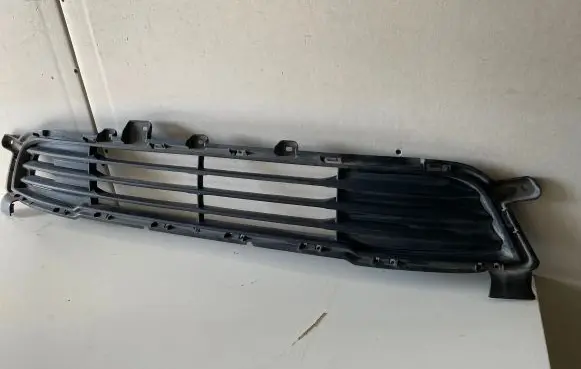 Mitsubishi Outlander Front bumper lower grill 6402A233