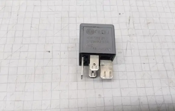 Volkswagen PASSAT B5 Other relay 8D0951253 V23134J52X300