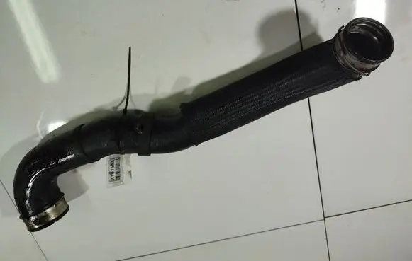 Volkswagen Touareg I Intercooler hose/pipe