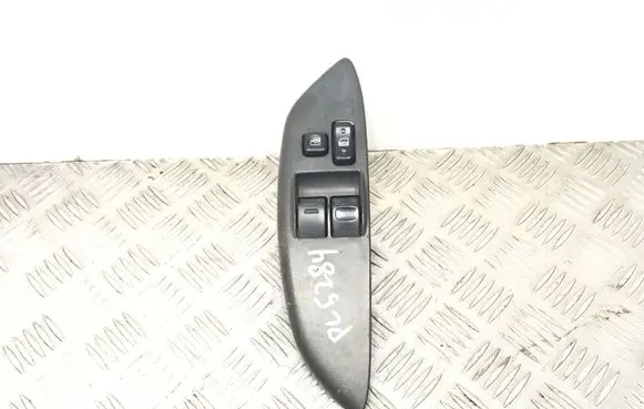 Toyota Yaris Electric window control switch 0122H06