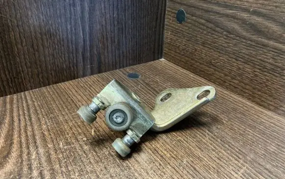Mercedes-Benz Sprinter W901 W902 W903 W904 Sliding door upper roller guide/hinge 9017601047