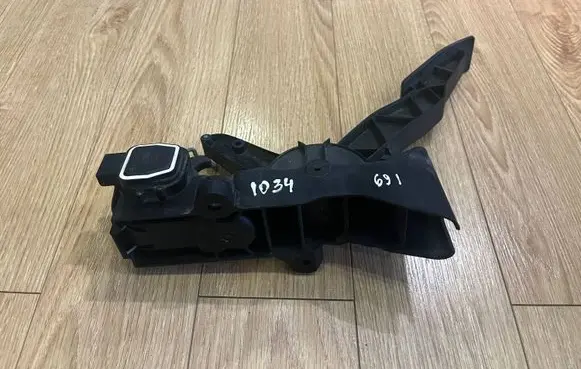 Mercedes-Benz A W169 Accelerator throttle pedal A1693000104 000099 230804