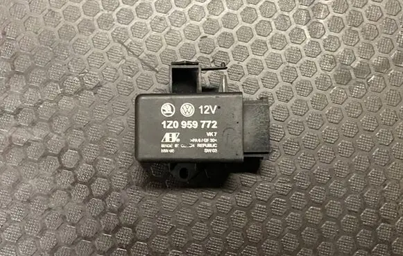 Volkswagen Touran I Seat heating relay 1Z0959772