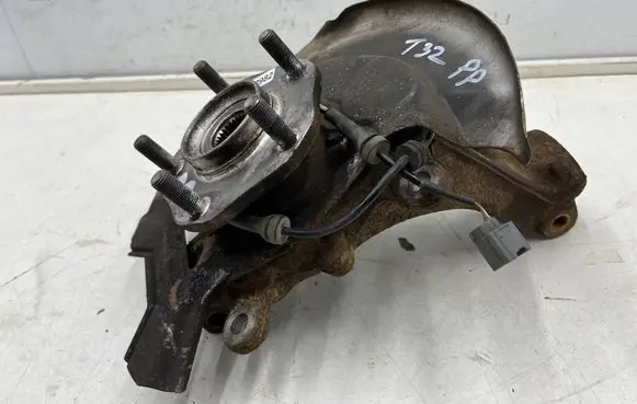 Nissan X-Trail T32 Front wheel hub spindle knuckle