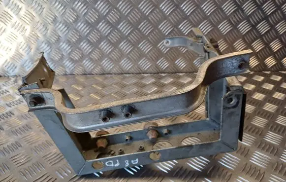Front bumper mounting bracket