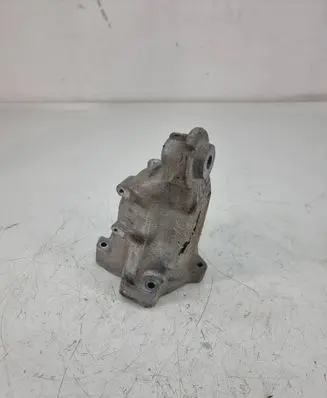 Engine mounting bracket