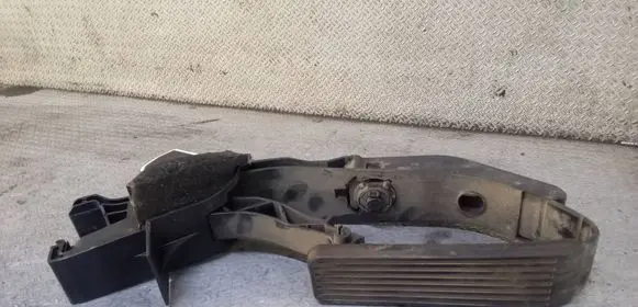 Mercedes-Benz C W203 Accelerator throttle pedal A2113000404