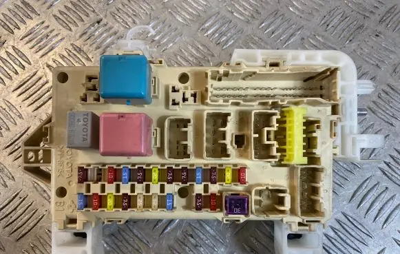 Toyota Corolla Verso E121 Fuse module 892210F010 1000004668 0R013117503301