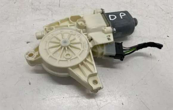 Mercedes-Benz C W204 Front door window regulator motor A2048200242