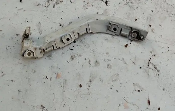 Land Rover Evoque I Front bumper mounting bracket 