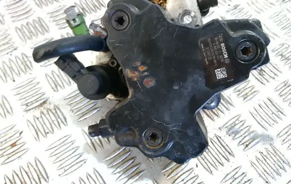 Volvo V70 Fuel injection high pressure pump 30756125 0445010111