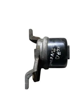 Volvo XC70 Engine mount bracket