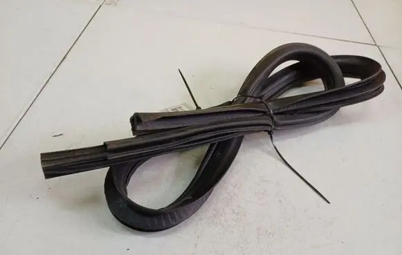 Dodge Caliber Rubber seal front coupe door 