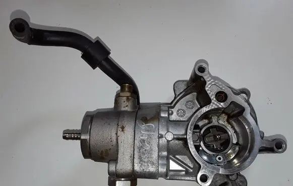 Audi Q5 SQ5 8R Fuel injection high pressure pump 06L145100B