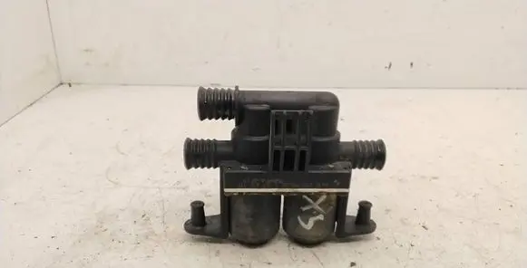 BMW 5 E39 Coolant heater control valve 8374995 1147412137