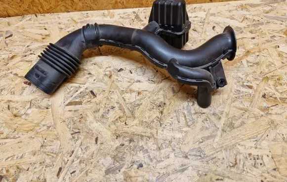 Renault Twingo III Air intake duct part 165559798R 70565236 8201402881