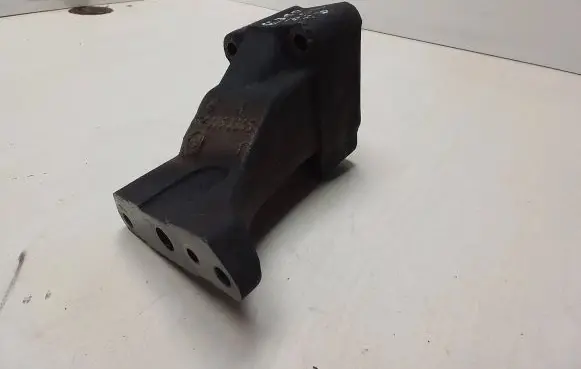 Engine mounting bracket